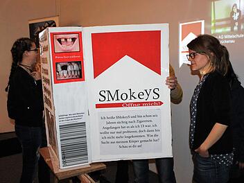 Die meisten Blicke zog der Gewinnerbeitrag der St. Martin Förderschule Riedenberg auf sich. Die Zigarettenschachtel mit abschreckenden Bildern und grausigem Inhalt schaffte es auf den 1. Platz.  Foto: Julia Raab