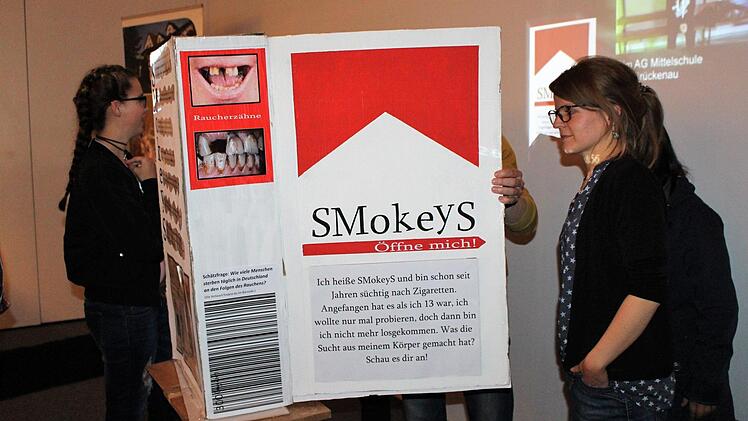 Die meisten Blicke zog der Gewinnerbeitrag der St. Martin Förderschule Riedenberg auf sich. Die Zigarettenschachtel mit abschreckenden Bildern und grausigem Inhalt schaffte es auf den 1. Platz.  Foto: Julia Raab