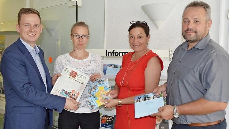 Die Werbung für Tourismusmagneten und Veranstaltungen soll für beide Seiten kostenlos sein, sind sich (v.l.) Tobias Ehrlicher, Stine Michel, Kerstin Heß und Holger Obst einig.  Foto: G. Bertram