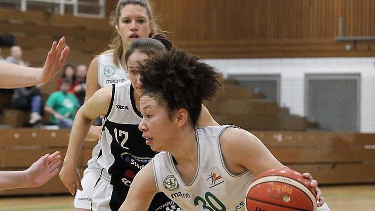 DaJonee Hale (vorn) ist eine der Bamberger Schlüsselspielerinnen. Ist sie gut aufgelegt, ist sie ein Sieggarant für die DJK Don Bosco; im Hintergrund ihre Mannschaftskameradin Eva Marschall. Foto: sportpress