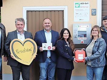 Bei der &Uuml;bergabe des Defibrillators waren dabei (von links): Thomas Leykam (Dritter von links), Rainer H&uuml;mmer (Vierter von links), B&uuml;rgermeister Matthias M&uuml;ller, Verena Beck und Julia Leykam gemeinsam mit weiteren Einwohnern aus Fesselsdorf.