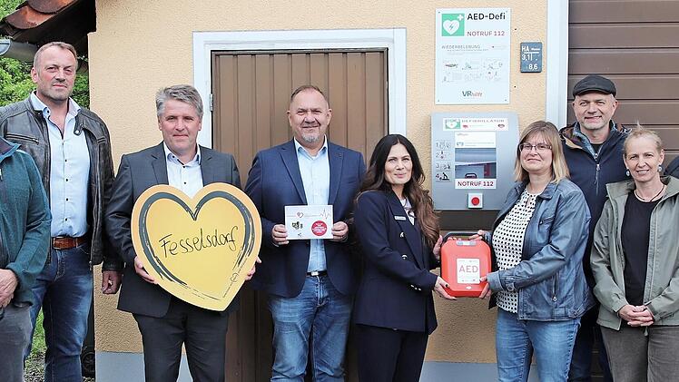 Bei der &Uuml;bergabe des Defibrillators waren dabei (von links): Thomas Leykam (Dritter von links), Rainer H&uuml;mmer (Vierter von links), B&uuml;rgermeister Matthias M&uuml;ller, Verena Beck und Julia Leykam gemeinsam mit weiteren Einwohnern aus Fesselsdorf.