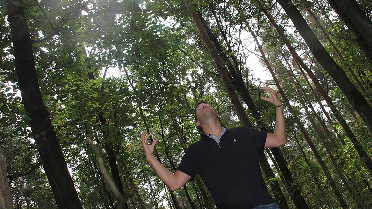 inFranken trifft-Reporter Christian Pack versucht sich im Dohnwald bei Herzogenaurach in der Kunst des Qi Gong.  Fotos: C. Pack