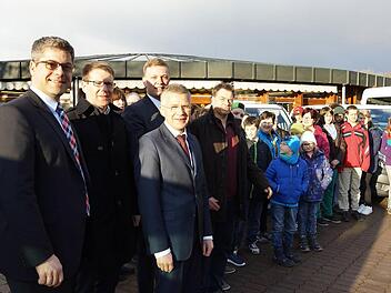 Thomas Stadler (Rotes Kreuz), Michael Schäfer (Autohaus Böckler), Roland Friedrich und Christian Reuß von der Sparkasse Bad Kissingen sowie Reinhold Schüler (Katharinenschule) präsentieren mit Schülern und Fahrern die Busse. Foto: Arkadius Guzy