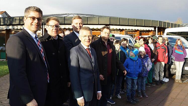 Thomas Stadler (Rotes Kreuz), Michael Schäfer (Autohaus Böckler), Roland Friedrich und Christian Reuß von der Sparkasse Bad Kissingen sowie Reinhold Schüler (Katharinenschule) präsentieren mit Schülern und Fahrern die Busse. Foto: Arkadius Guzy