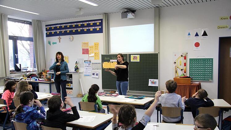 Regina Lehninger und Natalie Voran beginnen den Unterricht mit einem gemeinsamen Lied zu den Jahreszeiten. Foto: Richard Sänger