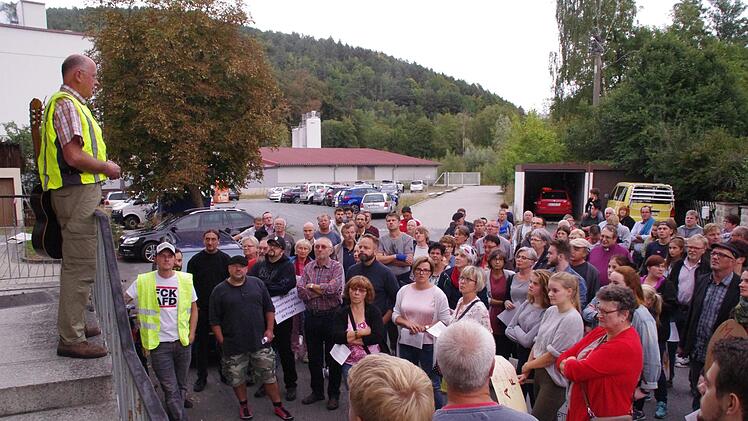 Am Montagabend (27. August) demonstrierten in Weißenbrunn rund 120 Menschen gegen die Gründung eines AfD-Ortsverbandes Kronach Stadt und  Land. Foto: Marco Meißner