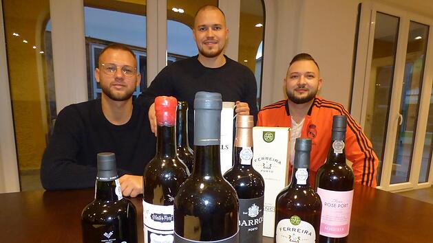 Richard Fruntz, Christian Fruntz und Michael Stark  (v.&nbsp;l.) pr&auml;sentieren Portweine aus Porto, vorne in der Mitte die Flasche "Winter  Port" aus eigener Herstellung.   Foto: Thomas Weichert