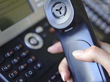 Ist das Diensttelefon auf die Privatnummer umgestellt, kann einen das in echte Erklärungsnöte bringen. Symbolbild: Marc Müller/dpa