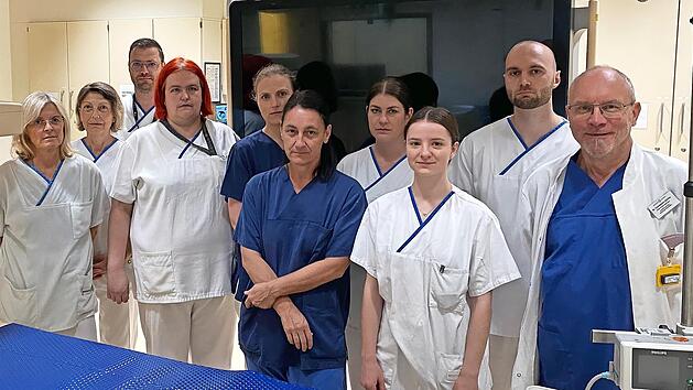 Chefarzt Dr. Constantin Z&uuml;hlke (r.) mit seinem Team vom Thrombektomie-Zentrum am Klinikum Lichtenfels