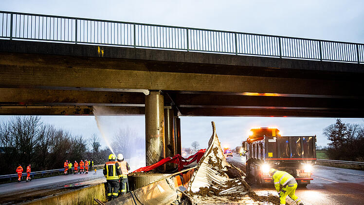 Spektakulärer Unfall auf A1: Mist-Lkw verursacht 18 Verletzte und totalen Stillstand