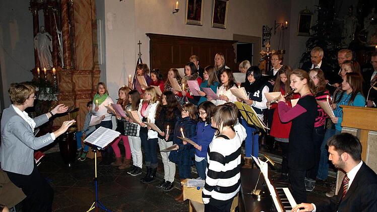 Der Schulchor der Mittelschule Zeil/Sand präsentierte Weihnachtslieder im Kerzenschein und wurde am Ende seiner Darbietung von Sängerinnen und Sängern des Liederkranzes unterstützt.