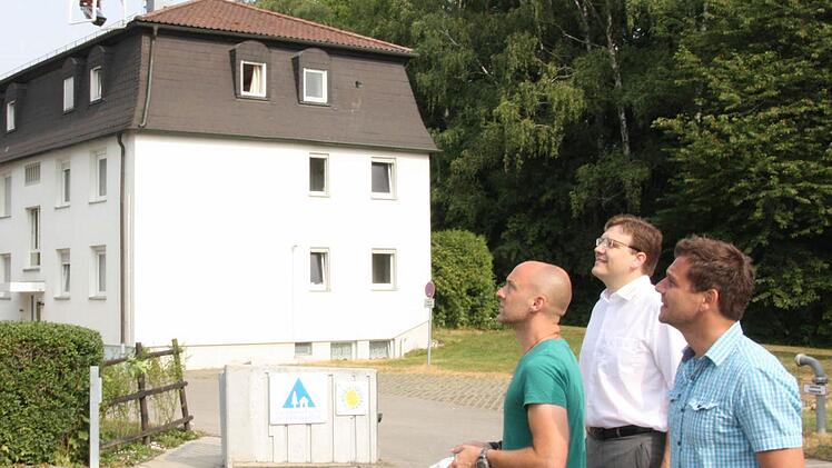 Zehn Minuten kann die Drohne (links oben) in der Luft bleiben. Dann ist der Akku leer.