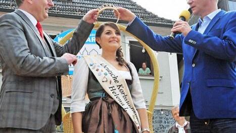 Das Kabarettistenduo "Waltraud und Mariechen" alias Martin Rassau (rechts) und Volker Heißmann (links) nahmen der scheidenden Korbstadtkönigin Helena I. ihre Krone ab.