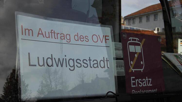Die Schilder für den Schienenersatzverkehr waren deutlich lesbar.  Foto: Friedwald Schedel