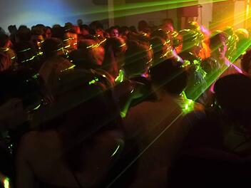 Alkohol und laute Musik scheinen aggressiv zu machen. Symbolfoto: imago/imagebroker