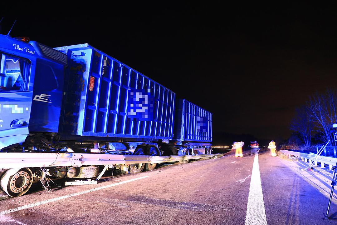 Lkw durchbricht Mittelschutzplanke auf A73