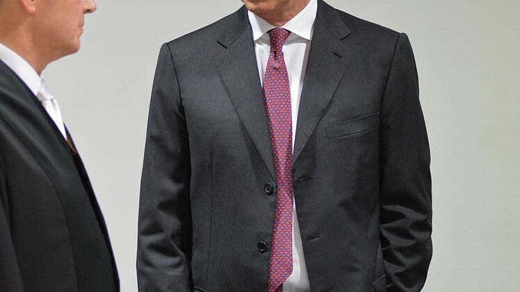 Stoschek (rechts) im Gespräch mit seinem Anwalt Eckart Staritz. Foto: Ronald Rinklef