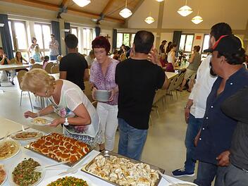 Die Besucher bedienten sich in Gößweinstein an einem Buffet mit internationalen Speisen.  Foto: Thomas Weichert