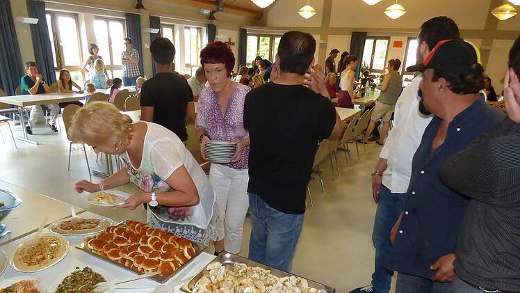 Die Besucher bedienten sich in Gößweinstein an einem Buffet mit internationalen Speisen.  Foto: Thomas Weichert