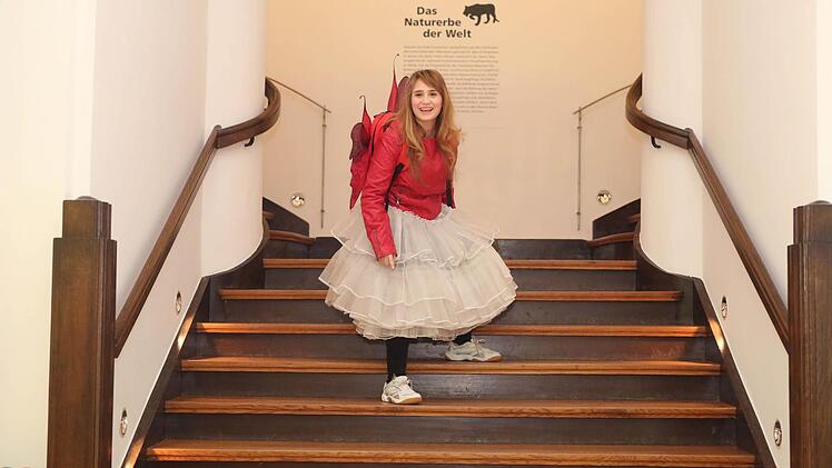 "Schlafen Fische?" - in Jens Raschkes Kinderstück spielt Anne Rieckhof die zehnjährige Jette. Die Aufführungen finden im Naturkundemuseuum statt. Foto: Hennig Rosenbusch