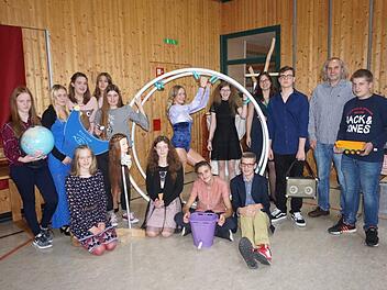 Die Präsentation der Abschlussarbeiten zeigte wie vielfältig und kreativ die Montessorischüler sind. Mit im Bild die Lehrkräfte Lisa Schmalen und Christian Dünisch. Marion Eckert