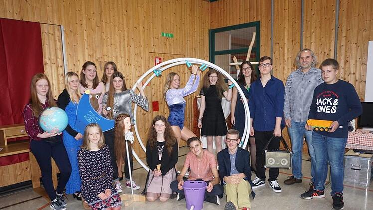 Die Präsentation der Abschlussarbeiten zeigte wie vielfältig und kreativ die Montessorischüler sind. Mit im Bild die Lehrkräfte Lisa Schmalen und Christian Dünisch. Marion Eckert