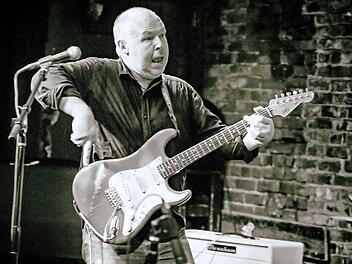 Der berühmte irische Bluesrockgitarrist Rory Gallagher war begeistert von Paul Rose. Am 1. März will der Gitarrist das Publikum im "TECnet Zentrum" in Burkersdorf von seinen Qualitäten überzeugen.  Foto: privat
