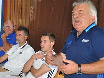 Bei einer harmonischen, aber langen Sitzung der Kreisligen informierten (von rechts) Kreisspielleiter Max Habermann, Gruppenschiedsrichterobmann Christoph St&uuml;hler, Jung-Schiedsrichter-Koordinator Dieter Wolf, sowie Kreisehrenamtsbeauftragter Alexander M&auml;nnlein. Leo H&uuml;hnlein