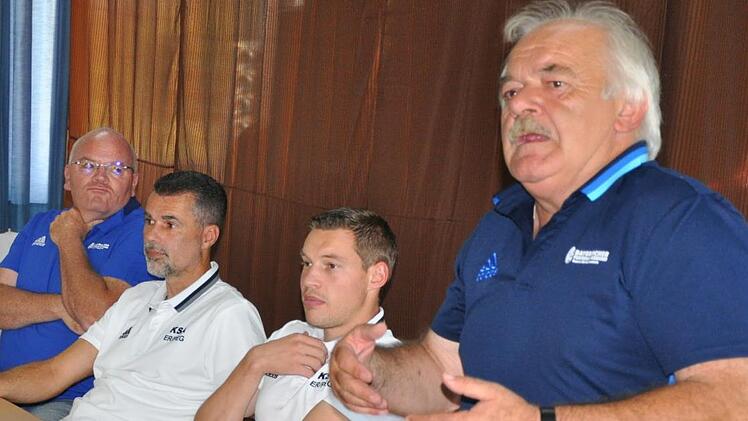 Bei einer harmonischen, aber langen Sitzung der Kreisligen informierten (von rechts) Kreisspielleiter Max Habermann, Gruppenschiedsrichterobmann Christoph St&uuml;hler, Jung-Schiedsrichter-Koordinator Dieter Wolf, sowie Kreisehrenamtsbeauftragter Alexander M&auml;nnlein. Leo H&uuml;hnlein