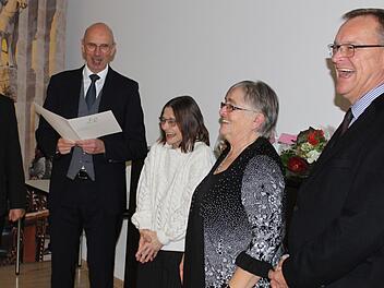 Feierlich und heiter ging es zu bei der Verleihung der Bürgernadel am Donnerstagabend. Hier ehren der Geschäftsführer der Mediengruppe Oberfranken, Walter Schweinsberg (l.), und Oberbürgermeister Andreas Starke (r.) die beiden Schwestern Brigitta und Barbara Titze.  Fotos: Michael Memmel