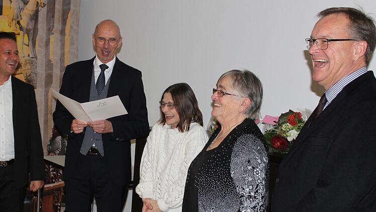 Feierlich und heiter ging es zu bei der Verleihung der Bürgernadel am Donnerstagabend. Hier ehren der Geschäftsführer der Mediengruppe Oberfranken, Walter Schweinsberg (l.), und Oberbürgermeister Andreas Starke (r.) die beiden Schwestern Brigitta und Barbara Titze.  Fotos: Michael Memmel