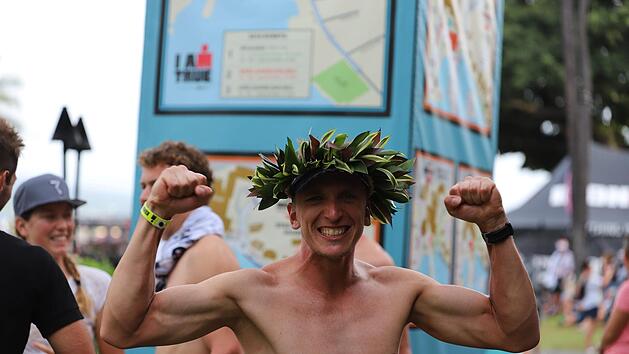 Christian Birke nach dem Zieleinlauf in Hawaii. Der Triathlet der DJK Gaustadt beendete den Ironman in 9:25:50 Stunden und landete damit auf Rang 41 in der Altersklasse M35. Nun wurde er zum "Sportler des Jahres" der Stadt Se&szlig;lach gek&uuml;rt. Foto: privat