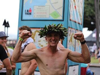 Christian Birke nach dem Zieleinlauf in Hawaii. Der Triathlet der DJK Gaustadt beendete den Ironman in 9:25:50 Stunden und landete damit auf Rang 41 in der Altersklasse M35. Nun wurde er zum "Sportler des Jahres" der Stadt Se&szlig;lach gek&uuml;rt. Foto: privat