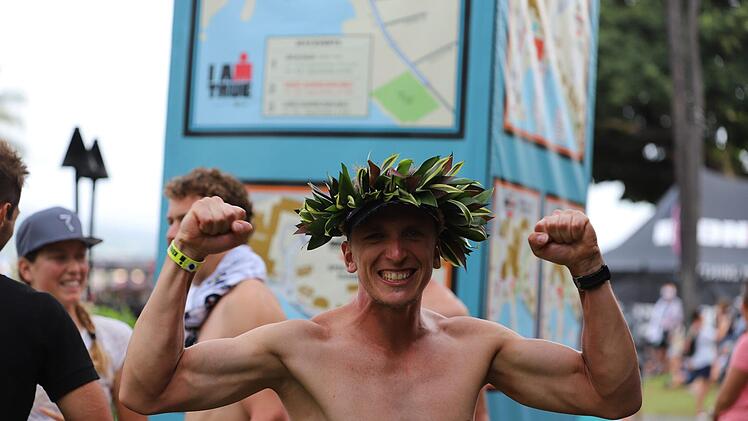 Christian Birke nach dem Zieleinlauf in Hawaii. Der Triathlet der DJK Gaustadt beendete den Ironman in 9:25:50 Stunden und landete damit auf Rang 41 in der Altersklasse M35. Nun wurde er zum "Sportler des Jahres" der Stadt Se&szlig;lach gek&uuml;rt. Foto: privat