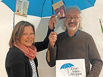 Martina Kirchner &uuml;berreicht Dirk H&ouml;nerlage einen Regenschirm, das zentrale Emblem im neuen Logo des Vereins.