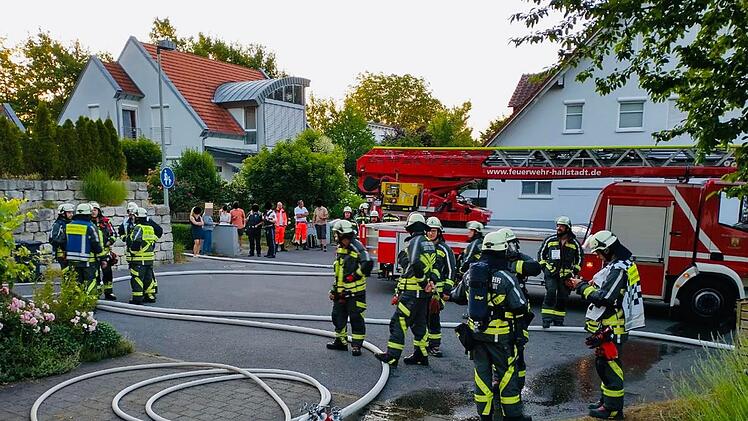Hallstadt: Schwarze Rauchwolke - Brand verursacht "massive Rauchentwicklung"