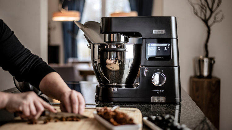 Der Kenwood Cooking Chef XL erleichtert das Backen und Kochen mit integrierter Waage, intuitivem Touchscreen und leistungsstarkem Motor.