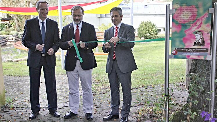 Sie gaben den neuen Schulgarten am FRG in Ebern vor dem Hintergrund des "Grünen Klassenzimmers" frei (von links): Stellvertretender Landrat Michael Ziegler, Schulleiter, OStDir Klaus-Peter Schmidt und der Vorstandvorsitzende der Sparkasse Ostunterfranken, Peter Schleich. Foto: Helmut Will