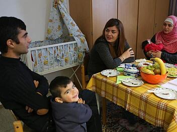 Gemeinsames Essen gehört dazu, wenn sich Narin Aydin (Mitte) mit ihrer Patenfamilie aus Aserbaidschan trifft. Narin ist Deutsche mit türkischen Wurzeln und kann sich deswegen gut mit der Familie verständigen. Foto: Barbara Herbst