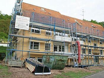 Nach einer Pause saniert die Stadt weiter ihre städtischen Wohngebäude. In der Steigerwaldstraße 7/9 laufen die Arbeiten bereits, 500 000 Euro sind im Haushalt eingeplant. Fotos: Sabine Weinbeer