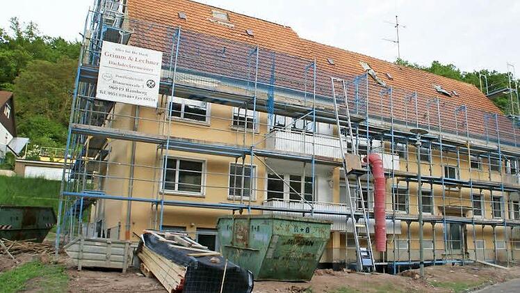 Nach einer Pause saniert die Stadt weiter ihre städtischen Wohngebäude. In der Steigerwaldstraße 7/9 laufen die Arbeiten bereits, 500 000 Euro sind im Haushalt eingeplant. Fotos: Sabine Weinbeer