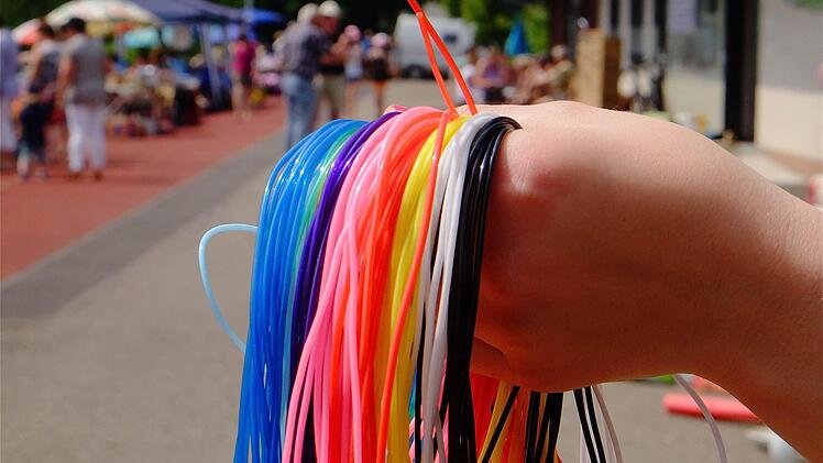 Flechtschnüre in vielen Farben gab es beim Trödelmarkt. Foto: Gerd Schaar