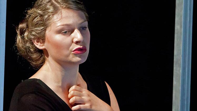 Neu im Schauspielensemble: Sarah Zaharanski in einer Probenszene aus "Das Interview" von Theo van Gogh. Foto: Jochen Berger