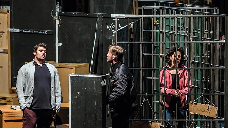 Probenszenen zur Coburger Neuinszenierung der Oper "Das schlaue Füchslein" in markierter Bühnen-DekorationFoto: Jochen Berger