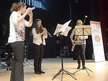 Die drei Kronacherinnen Katharina Lauer, Sabrina Buckreus und Sarah Buckreus (von links) errangen im Ensemble-Wettbewerb Holzbläser gemischt den 1. Preis. Foto: Karl-Heinz Hofmann