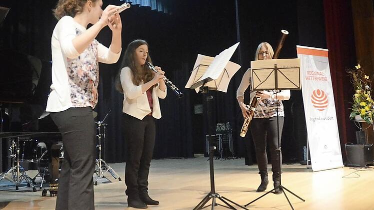 Die drei Kronacherinnen Katharina Lauer, Sabrina Buckreus und Sarah Buckreus (von links) errangen im Ensemble-Wettbewerb Holzbläser gemischt den 1. Preis. Foto: Karl-Heinz Hofmann