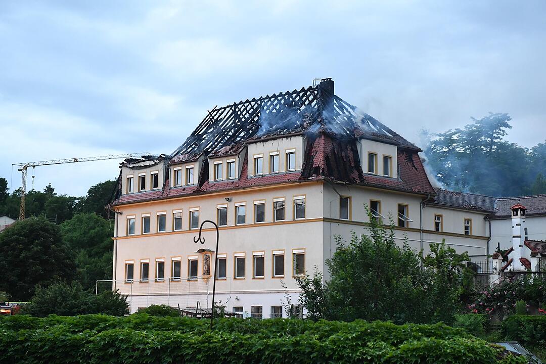 Großeinsatz in der Bamberger Altstadt: Dachstuhl am Jakobsplatz brennt