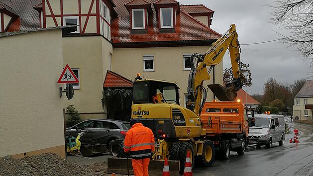 Die Gemeindearbeiter hatten am Dienstag alle Hände voll zu tun, das Leck zu finden und abzudichten. Foto: Johanna Blum