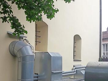 Die wuchtige Lüftungsanlage stört nach Ansicht von Bürgermeister German Hacker draußen an der Schlosswand. Sie soll in das Gewölbe des Ratskellers umziehen.  Foto: Bernhard Panzer